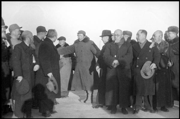 3--1949年3月25日,，許德珩（右一）、勞君展與北平各界群眾代表,、民主人士熱烈歡迎中共中央,、中國人民解放軍總部機(jī)關(guān)、毛澤東主席,、朱德總司令從西柏坡遷至北平