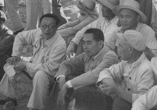 4--1958年5月，許德珩與全國政協(xié)周恩來主席一起在北京參加建設(shè)十三陵水庫的勞動