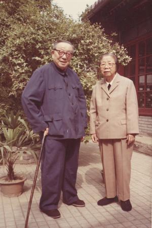 6--1983年5月,，鄧穎超同志到許德珩先生家看望