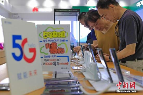 8月16日,，民眾在中國(guó)電信上海營(yíng)業(yè)廳內(nèi)，辦理5G手機(jī)和網(wǎng)絡(luò)相關(guān)業(yè)務(wù),。當(dāng)日,，中國(guó)電信上海公司推出“購5G手機(jī)，享5G網(wǎng)絡(luò)”的5G體驗(yàn)活動(dòng),。凡8,、9月購買電信5G手機(jī)的客戶，可訂購每月贈(zèng)送100GB的國(guó)內(nèi)5G體驗(yàn)流量包,。同時(shí)發(fā)布兩款電信5G手機(jī)終端,，華為Mate 20X 5G版、中興天機(jī)Axon 10 Pro 5G版在15家電信營(yíng)業(yè)廳和20家連鎖賣場(chǎng)同步開啟銷售,。圖為市民在咨詢5G手機(jī)和網(wǎng)絡(luò)相關(guān)業(yè)務(wù),。 殷立勤 攝