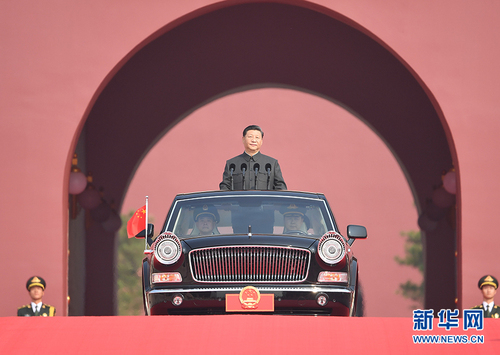 10月1日,，慶祝中華人民共和國成立70周年大會在北京天安門廣場隆重舉行,。中共中央總書記、國家主席,、中央軍委主席習(xí)近平發(fā)表重要講話并檢閱受閱部隊,。這是習(xí)近平乘坐檢閱車，經(jīng)過金水橋,，駛上長安街,。 新華社記者 燕雁 攝