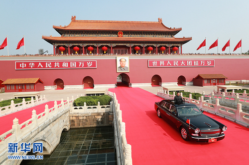 10月1日,，慶祝中華人民共和國成立70周年大會在北京天安門廣場隆重舉行,。中共中央總書記、國家主席,、中央軍委主席習(xí)近平發(fā)表重要講話并檢閱受閱部隊,。這是習(xí)近平乘坐檢閱車，經(jīng)過金水橋,，駛上長安街,。 新華社記者 龐興雷 攝