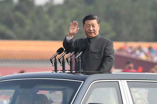 　10月1日，慶祝中華人民共和國成立70周年大會在北京天安門廣場隆重舉行,。這是中共中央總書記,、國家主席、中央軍委主席習(xí)近平檢閱受閱部隊,。 新華社記者 燕雁 攝