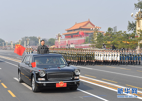 10月1日,，慶祝中華人民共和國成立70周年大會在北京天安門廣場隆重舉行。這是中共中央總書記,、國家主席,、中央軍委主席習(xí)近平檢閱受閱部隊。 新華社記者 李濤 攝