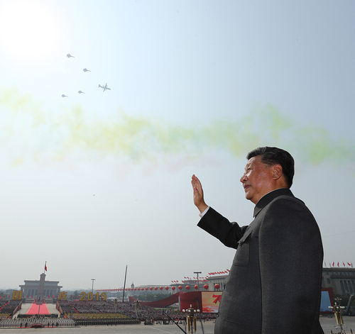 10月1日,，慶祝中華人民共和國成立70周年大會在北京天安門廣場隆重舉行,。中共中央總書記、國家主席,、中央軍委主席習(xí)近平發(fā)表重要講話并檢閱受閱部隊,。這是習(xí)近平在天安門城樓上。 新華社記者 鞠鵬 攝jpg