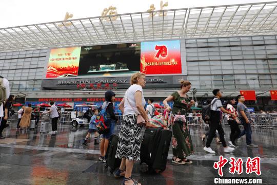 “十一”黃金周首日全國(guó)鐵路迎來客流高峰