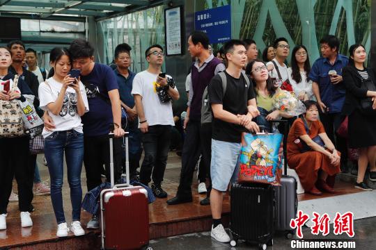 旅客從鐵路上海站出發(fā)前往自己的目的地,。　殷立勤 攝