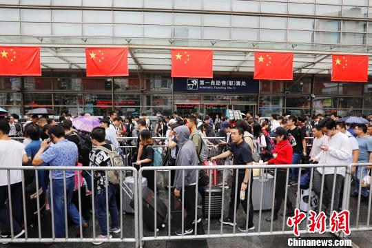 旅客從鐵路上海站出發(fā)前往自己的目的地,?！∫罅⑶?攝