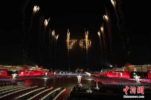 國(guó)慶70周年聯(lián)歡活動(dòng)于10月1日晚8時(shí)在天安門(mén)廣場(chǎng)舉行，整個(gè)聯(lián)歡活動(dòng)由主題表演、中心聯(lián)歡表演,、群眾聯(lián)歡、煙花表演四個(gè)功能表演區(qū)組成,。圖為璀璨的煙花在天安門(mén)廣場(chǎng)上空綻放,。中新社記者 盛佳鵬 攝2