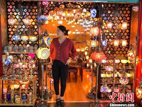 義烏“中國紅”經(jīng)濟火爆折射“世界超市”70年發(fā)展巨變