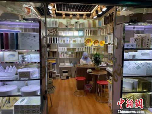 在義烏市場,，隨處可見外國面孔 奚金燕 攝