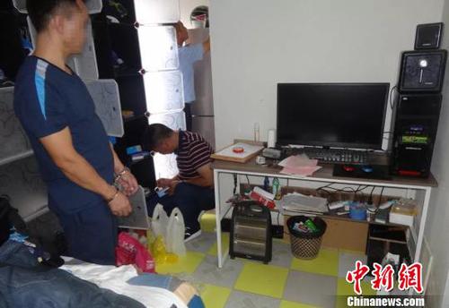 圖為警方搜查李某某在上海的出租屋,。永仁警方供圖