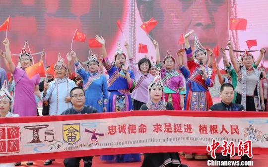 彩帶長度寓意1949年新中國成立,，寬度寓意56個民族一家親 遂昌提供 攝