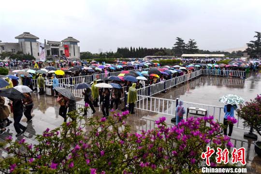 游客冒雨參觀秦始皇帝陵博物院,?！?zhí)熘?攝