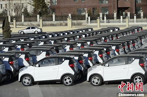 資料圖：集中停放的電動(dòng)汽車,。
<a target='_blank' href='http://www.chinanews.com/'>中新社</a>記者 劉文華 攝
