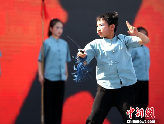 圖為武術(shù)表演,。　張?zhí)砀?攝