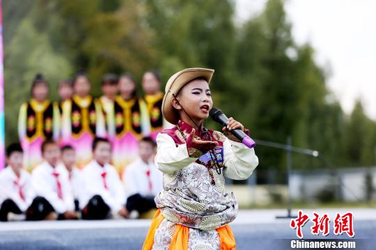 圖為“花兒”演唱,。　張?zhí)砀?攝