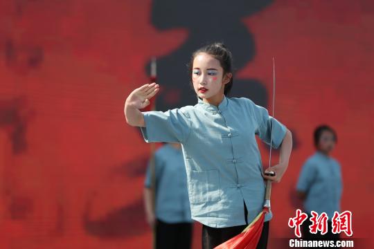 圖為武術(shù)表演,。　張?zhí)砀?攝