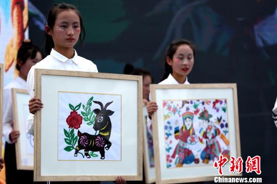 圖為國家級“非遺”項(xiàng)目堆繡作品,?！?zhí)砀?攝