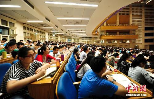 考生們參加考研培訓(xùn)班，備戰(zhàn)考研,。中新社記者 張勇 攝