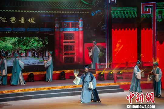 圖為瓊劇演出?！『閳?jiān)鵬 攝