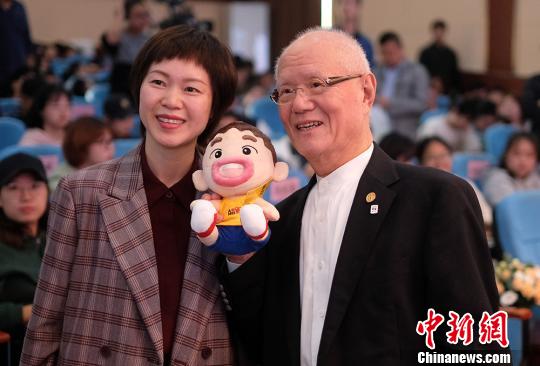 千葉徹彌(右)的到來(lái)吸引了很多喜歡他作品的年輕人前來(lái)?！°蟛?攝