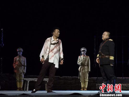 圖為首部二人臺(tái)革命歷史劇《多松年》演出現(xiàn)場(chǎng),。呼和浩特民族演藝集團(tuán)供圖 張瑋 攝