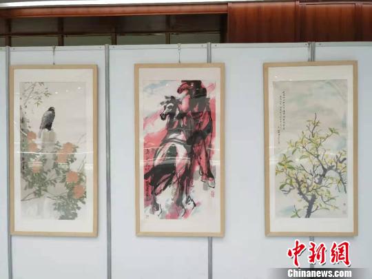 圖為中國(guó)書(shū)畫(huà)名家精品展展出的作品,。　魯?shù)り?yáng) 攝