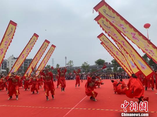 滾叉舞 奚金燕 攝