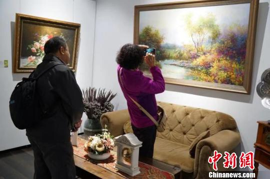 家居情景式朝鮮主題油畫展打造歐式,、中式等不同主題風(fēng)格的家居空間,。　張丹丹 攝