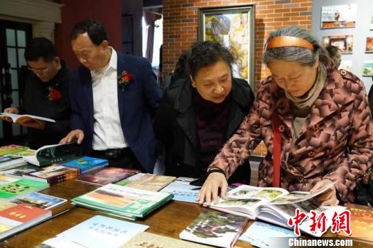 現(xiàn)場(chǎng)展出的朝鮮郵票、圖片,、書籍作品,。　張丹丹 攝
