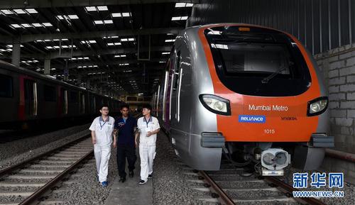 2018年6月27日，在印度孟買,，中印雙方工作人員在孟買地鐵一號(hào)線車輛段工作,。印度孟買地鐵一號(hào)線于2014年6月8日正式運(yùn)行，該地鐵線路車輛由中車南京浦鎮(zhèn)車輛有限公司制造,。 新華社記者張迺杰攝
