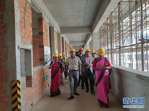 2019年5月24日,，學(xué)校老師跟其他工作人員一起參觀由中國(guó)協(xié)助重建的尼泊爾百年名校加德滿都杜巴中學(xué)校園,。新華社發(fā)（蘇尼爾·夏爾馬攝）