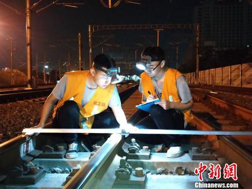鐵路工人連夜排查線路安全隱患,。　鐵路供圖　攝