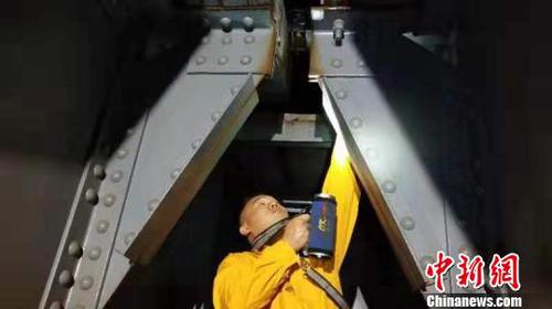 玉林工務(wù)段工人連夜巡視鐵路線路、檢查橋梁,，排除安全隱患,。　鐵路供圖 攝
