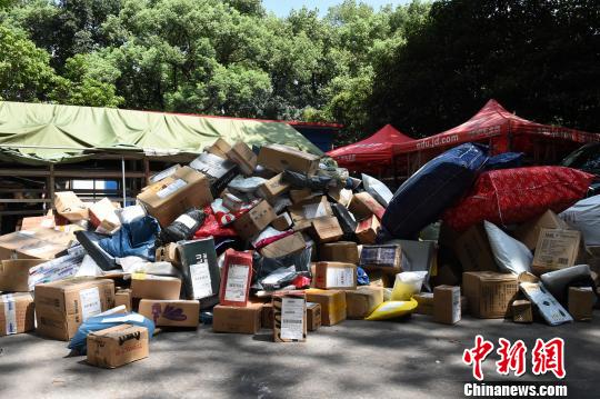 圖為重慶高校快遞點包裹堆積如山,?！≈芤?攝