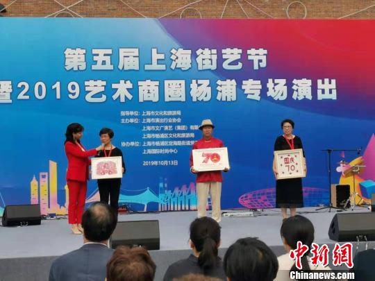 手工藝者李雄剛,、何培華、汪巧妹等手工藝者下月將赴澳門(mén)參加“慶祝澳門(mén)回歸20周年”展示活動(dòng),?！￡愳o 攝