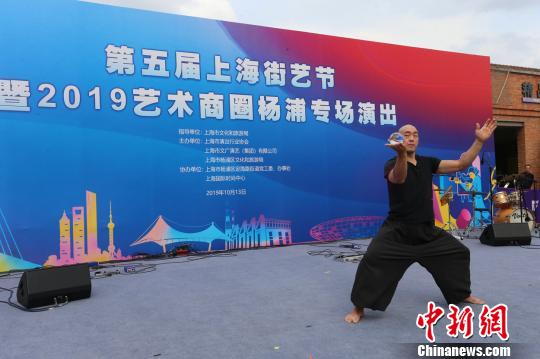 中國(guó)臺(tái)灣水晶球,、大環(huán)特技藝人、2011年中國(guó)達(dá)人秀選手胡啟志為觀眾表演絕技,?！≈T德清 攝