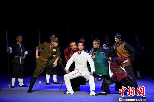 圖為現(xiàn)代瓊劇《紅色娘子軍》劇照,?！●樤骑w 攝