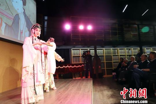 蘇州昆劇院周曉玥、李潔蕊表演昆曲《牡丹亭·游園》,?！埖勒?攝
