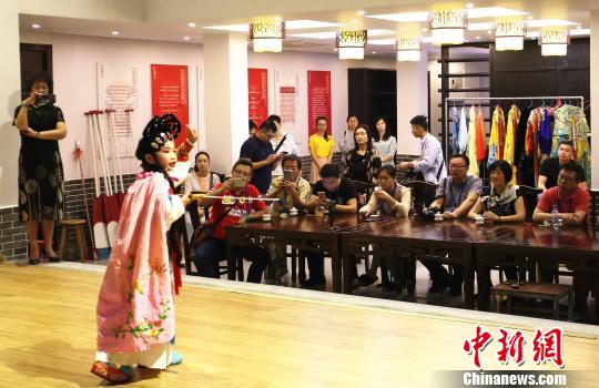海外華文媒體高層在觀看粵劇表演,?！≈炝?攝