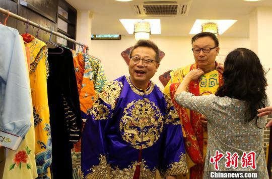 海外華文媒體記者試穿粵劇服裝,?！≈炝?攝