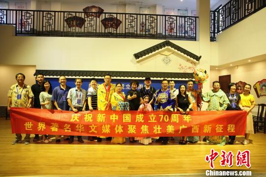 海外華文媒體高層與梧州粵劇團(tuán)演員合影?！≈炝?攝