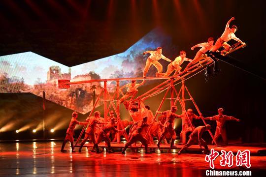 展示紅色文化的革命歷史故事被演員們用高難度的雜技演繹得淋漓盡致,。太原廣播電視臺供圖