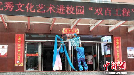 現(xiàn)在通過非遺進(jìn)校園,、進(jìn)社區(qū)、進(jìn)軍營,、送戲下鄉(xiāng)等涉及多個(gè)領(lǐng)域的活動(dòng),，與大家互動(dòng)?！黔?攝
