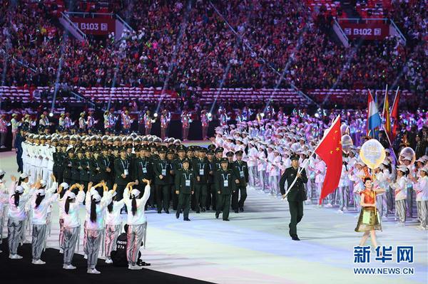 10月18日,，第七屆世界軍人運(yùn)動會開幕式在武漢體育中心舉行,。這是中國代表團(tuán)在開幕式上入場。 新華社記者 姜克紅 攝