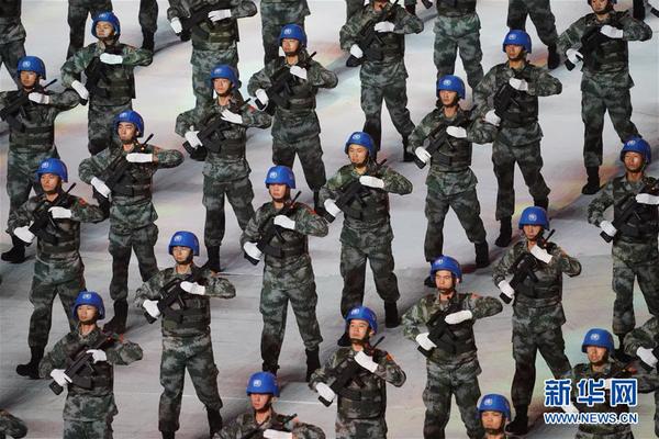 10月18日,，第七屆世界軍人運(yùn)動會開幕式在武漢體育中心舉行,。這是頭戴藍(lán)盔、手握鋼槍的中國維和士兵在開幕式上表演,。新華社記者 陳曄華 攝