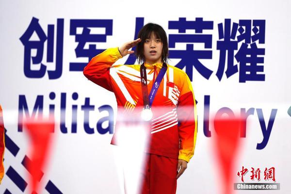 10月20日,，第七屆世界軍人運(yùn)動(dòng)會(huì)水上救生比賽。中國選手吳惠敏以33秒93摘女子50米假人救生決賽金牌,。中新社記者 富田 攝