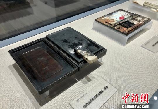 圖為錢松喦生前使用過的硯臺,。　孫權 攝