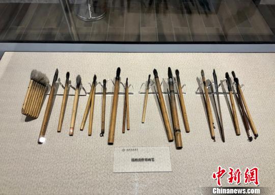 錢松喦使用過的畫筆,。　孫權 攝